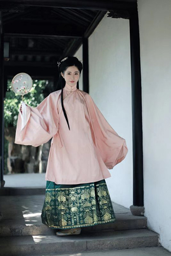 漢服をまとった中国女性(私の同僚からお借りした写真)