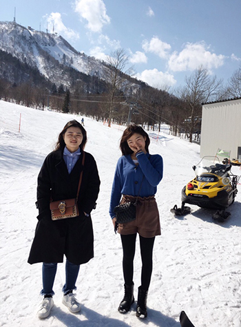 初めて見るスキー場にて(札幌テイネハイランド)祁さん(左)、潘さん(右)