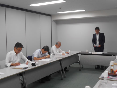 理事会であいさつする岡島理事長