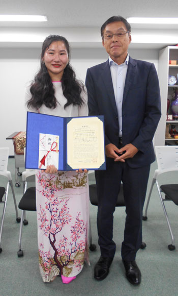 岡島理事長とフィさん(左)