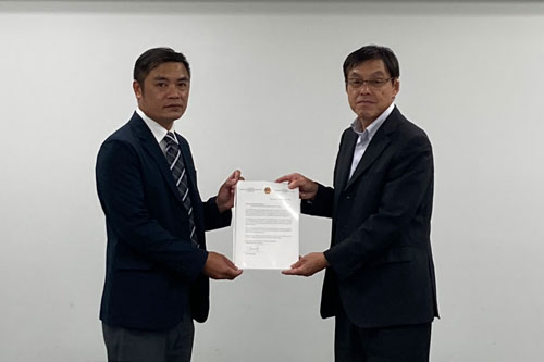 在日ベトナム大使館労働管理部より感謝状を贈られる岡島理事長