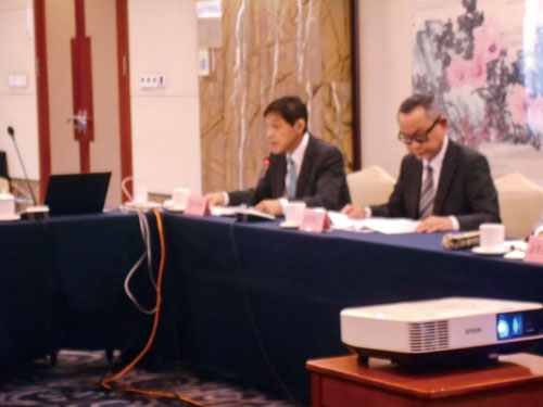 発表する岡島理事長