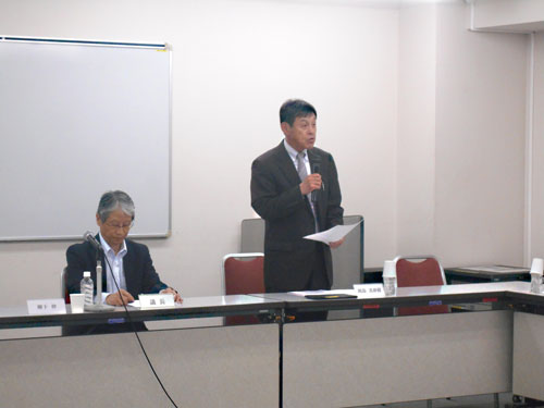 評議員会で挨拶する岡島理事長